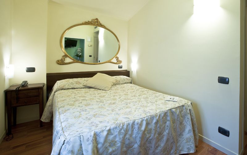 Small room with French bed